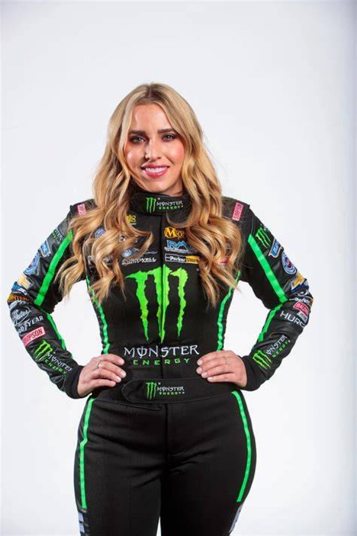 BRITTANY FORCE SPENDS DAY ON FULFILLING HABITAT FOR HUMANITY PROJECT