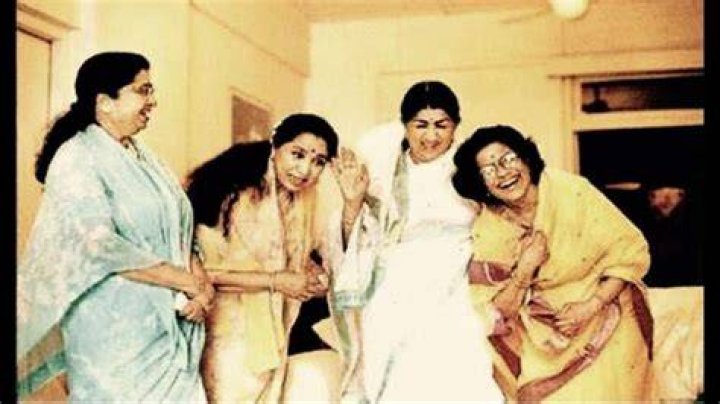 Lata Mangeshkar With All Sisters and & Brother Hridaynath, Mother
