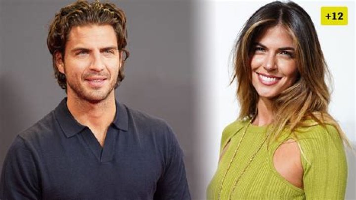 Maxi Iglesias y Stephanie Cayo, muy acaramelados por las calles de